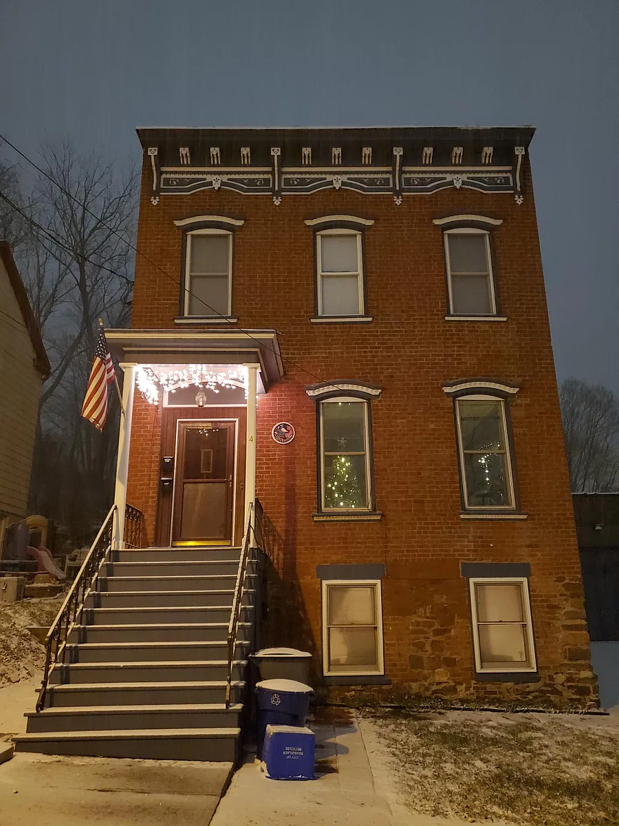 Building Photo - 4 Lawrence St #2