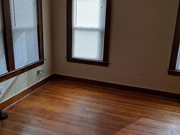 Hardwood floors in main living areas (3)