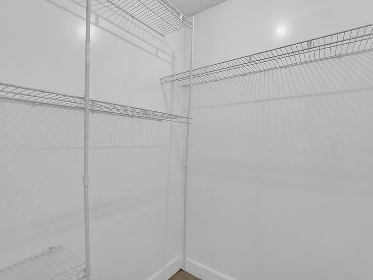 112 W Gillespie St #F — Photo 16