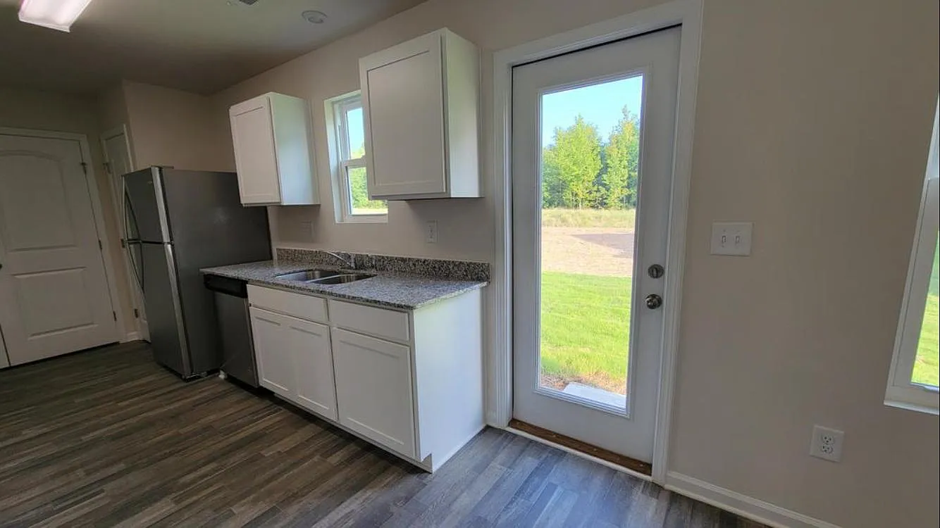 174 Queens Cir — Photo 3