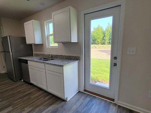 3rd image of 174 Queens Cir