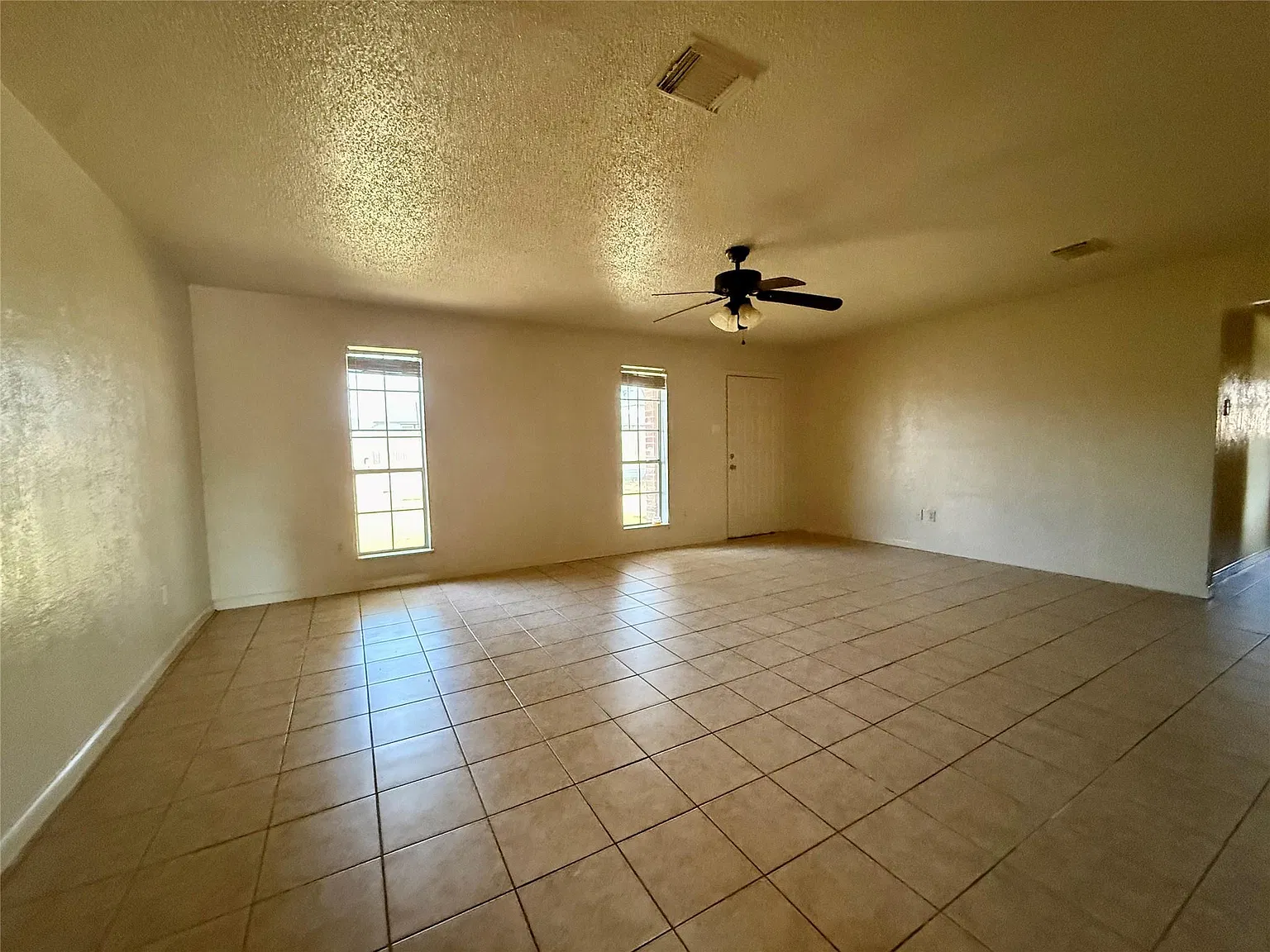 3 bed, 2.0 bath, 1407 sqft, $1,769 — Photo 2