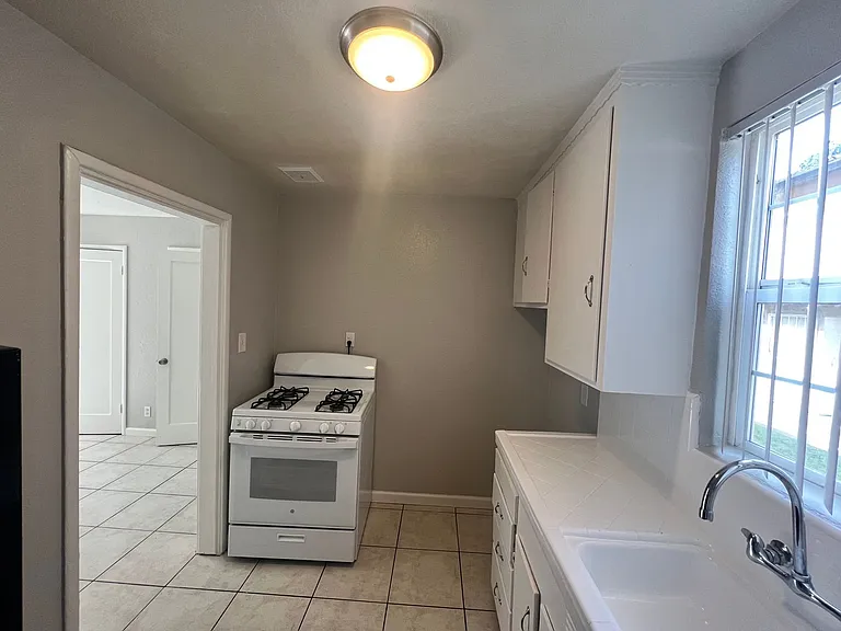 El Camina Apartments — Photo 10