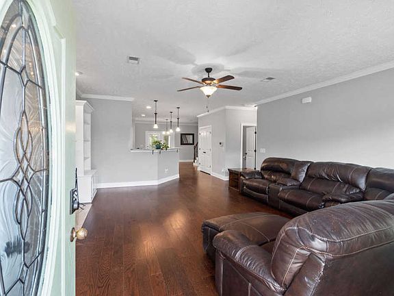 5th image of 706 Cavalier Dr