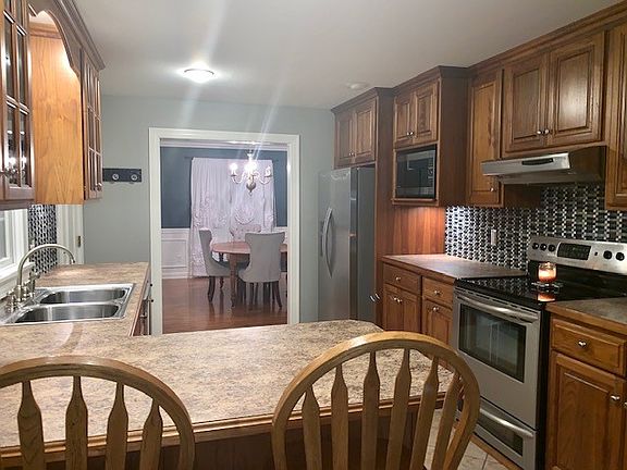 3rd image of 1026 Standish Pl N