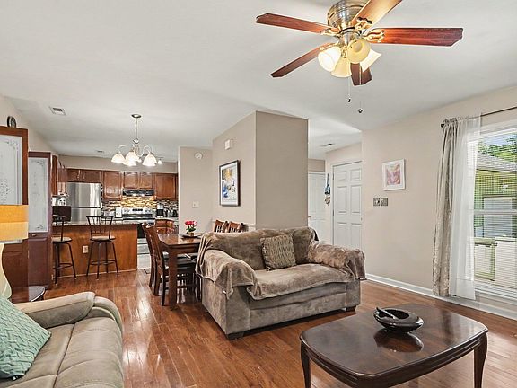 2nd image of 815 Willow Trace