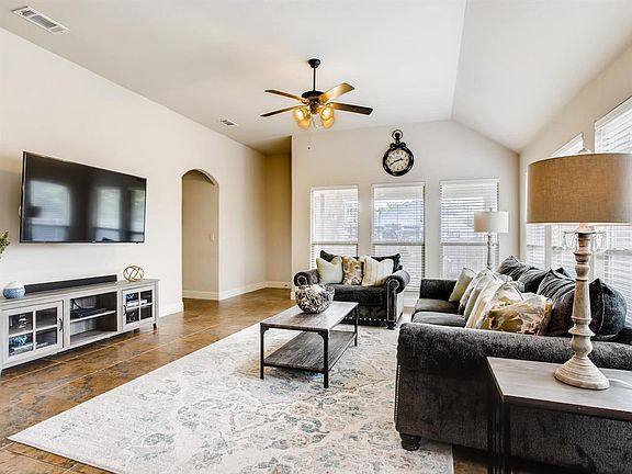 4th image of 905 Langford Ct