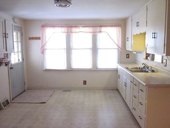 3rd image of 807 Melrose Ct