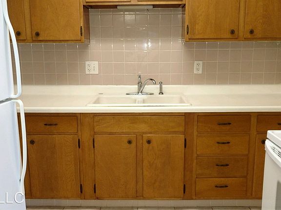 4th image of 308 Robinhood Ln APT D