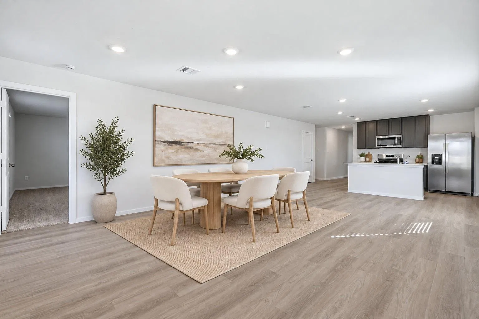 5 bed, 2.0 bath, 1818 sqft, $2,050 — Photo 4