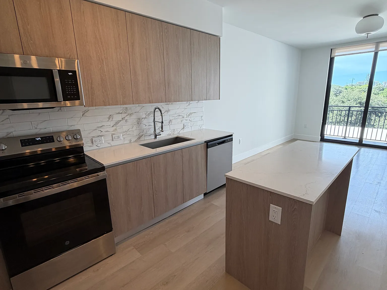 1 bed, 721 sqft, $1,929 — Photo 3