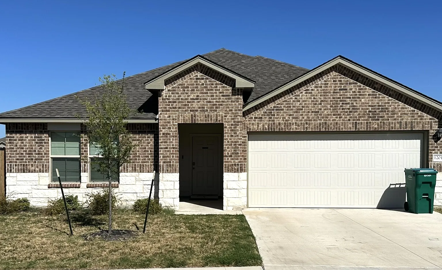 4 bed, 2070 sqft, $2,195 — Photo 1