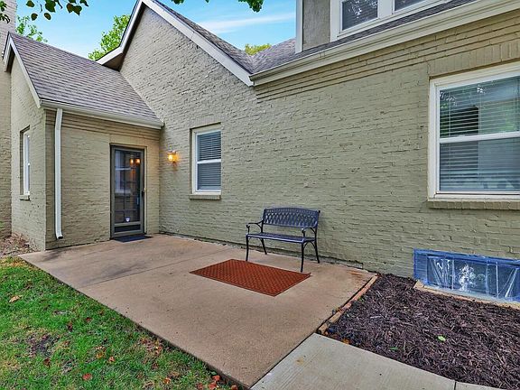 3rd image of 180 S Bleckley Dr