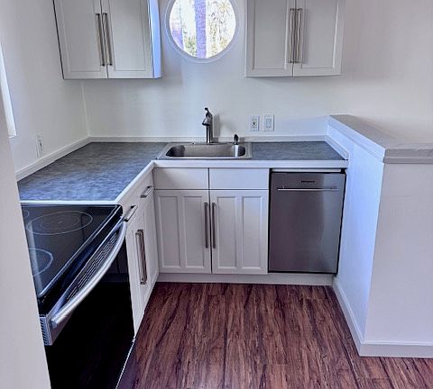 Kitchen with stainless steel appliances (dishwasher, oven/stove, refrigerator and microwave)