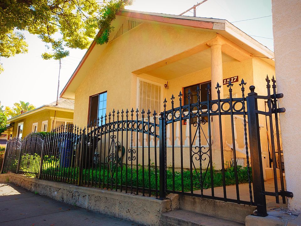 1517 N Ave 51, Entrance