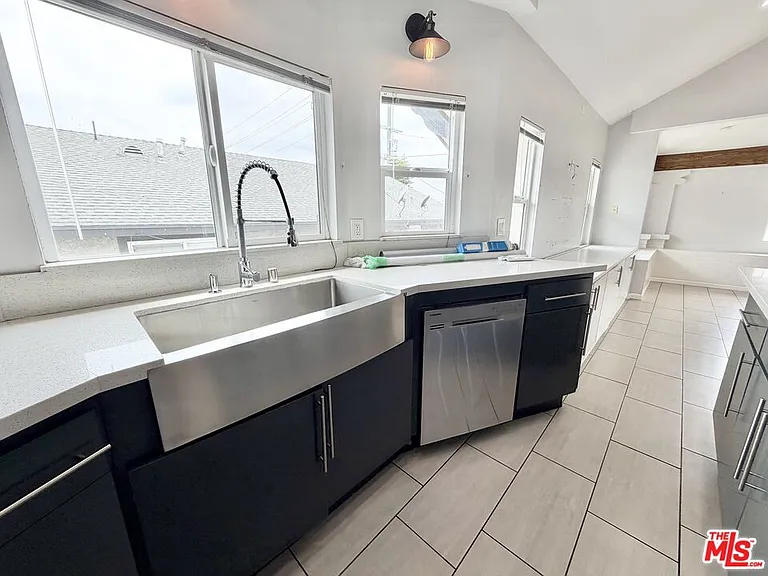 624 1/2 N Benton Way — Photo 11