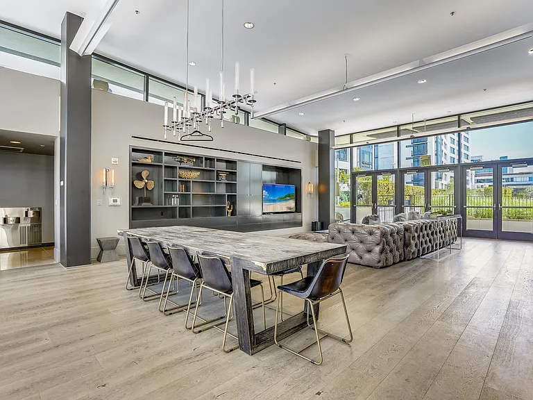 260 King St #1011 — Photo 22