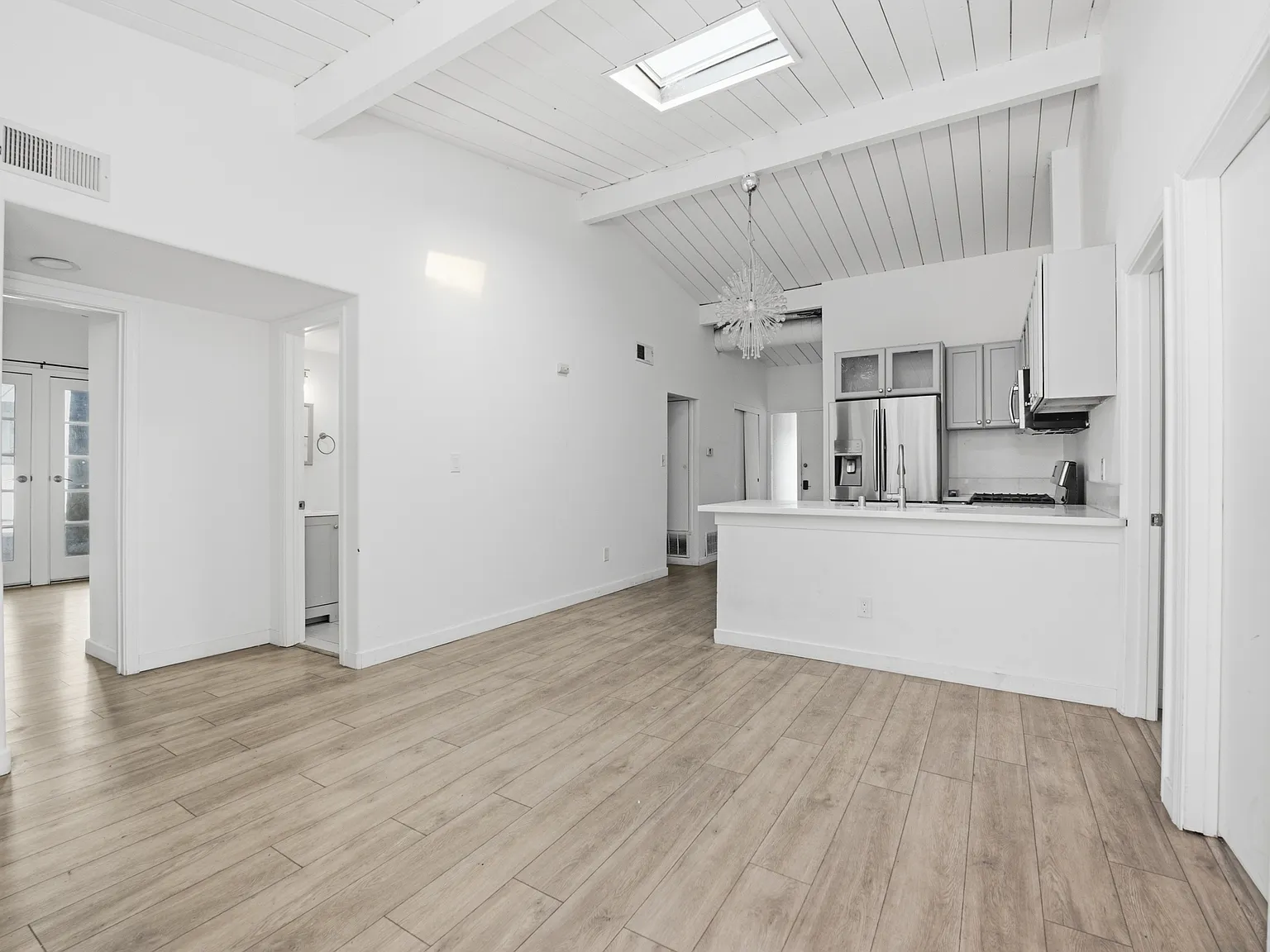 6 bed, 1498 sqft, $4,950 — Photo 2