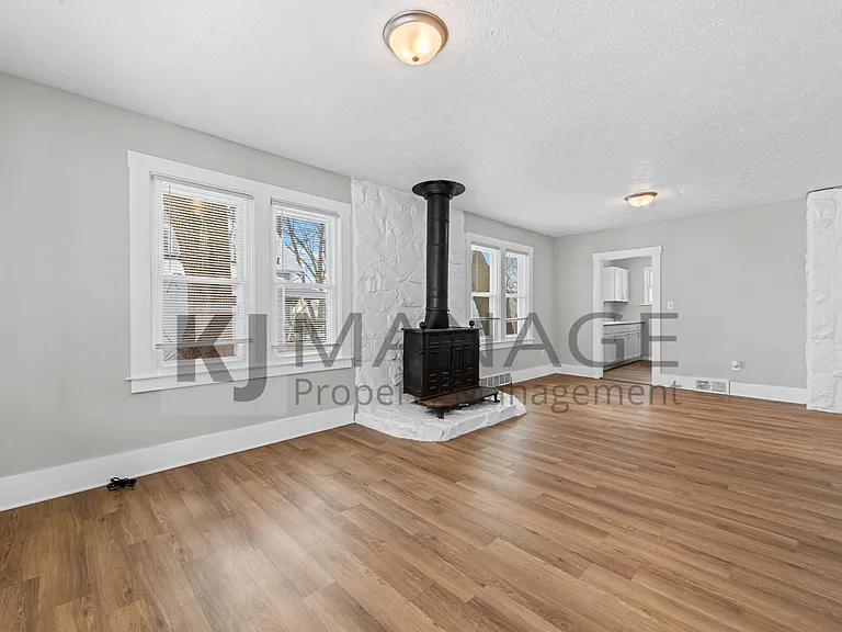 2460 2nd St — Photo 6