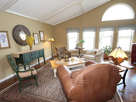 4th image of 4043 12th St NE