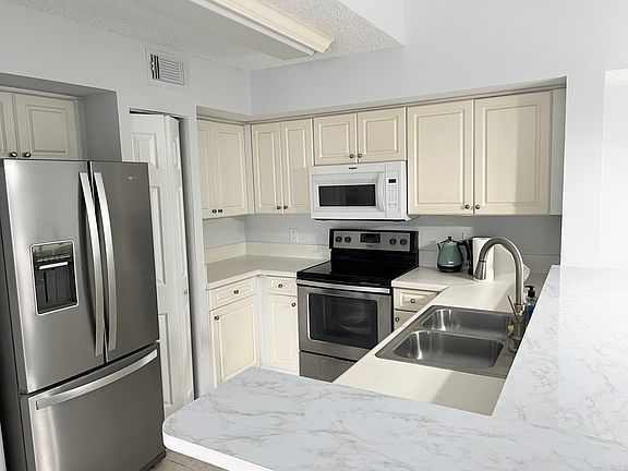 3rd image of 1190 Wildwood Lakes Blvd