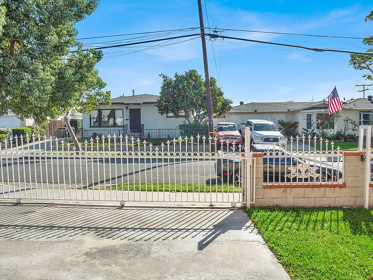 2239 W Lincoln St — Photo 4