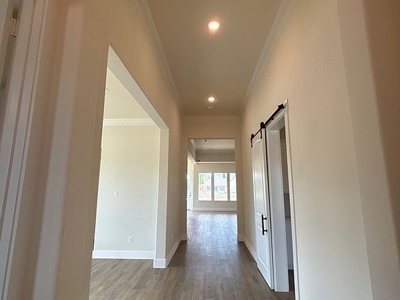 3rd image of 703 Deer Dale Ct