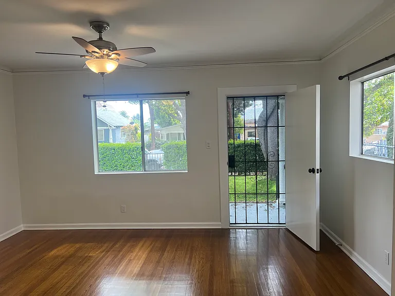 435 W Windsor Rd — Photo 5