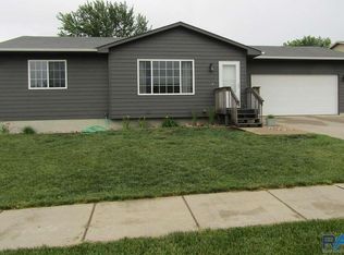 504 Kia Dr, Hartford, SD 57033