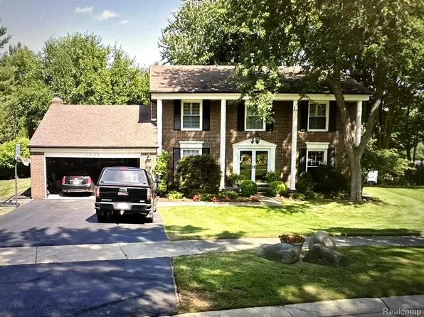 1132 Hemlock Dr, Rochester, MI 48307