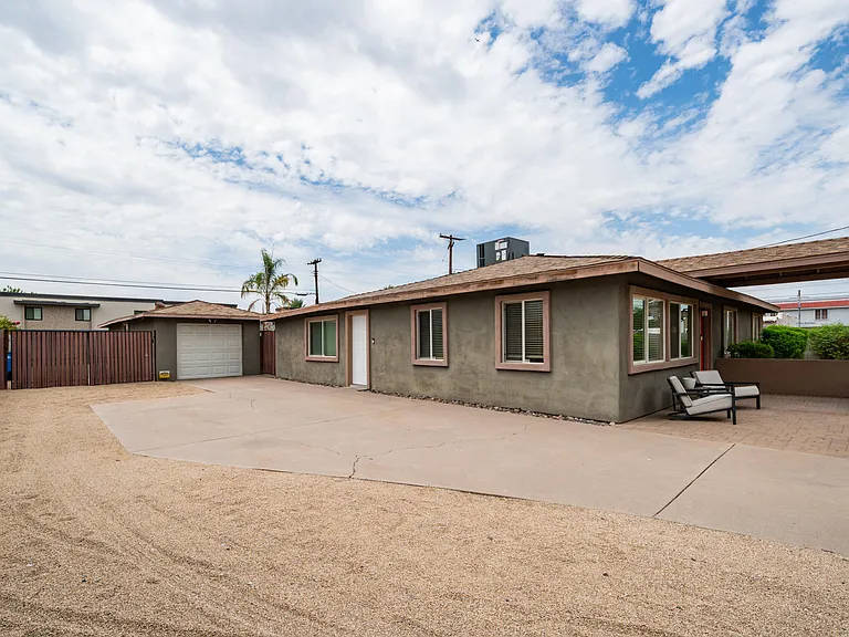 717 E Palmaire Ave — Photo 32