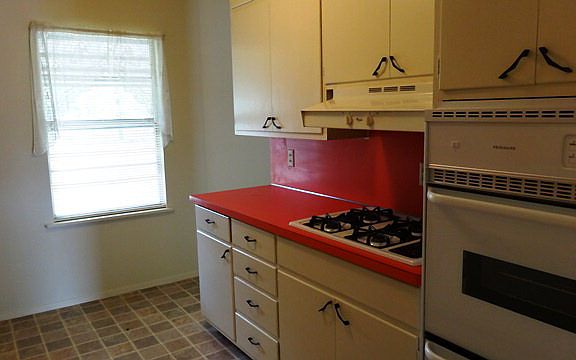 4th image of 818 N Pecan St