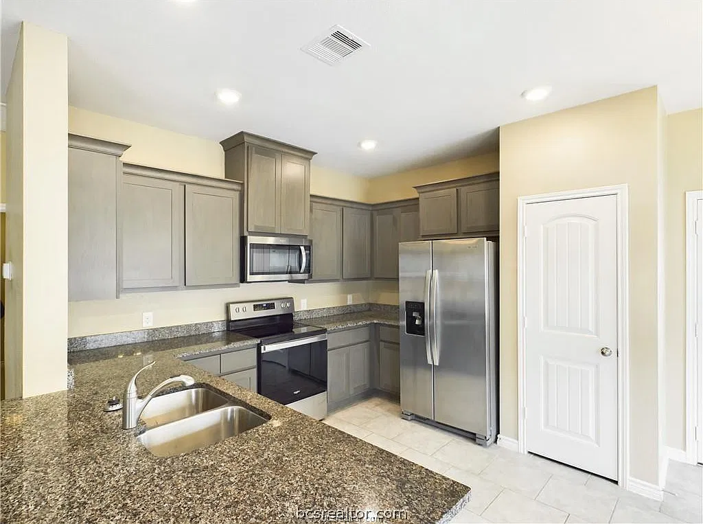 3 bed, 1567 sqft, $2,100 — Photo 4