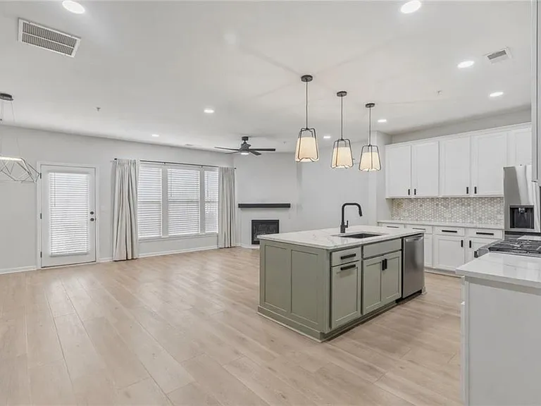 1339 Endicott Ct — Photo 11