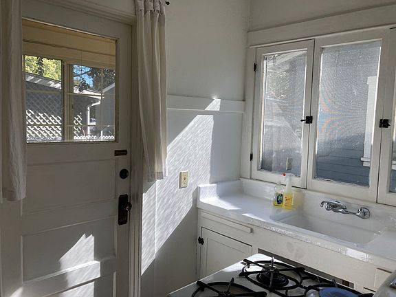 5th image of 422 El Centro St #1/2