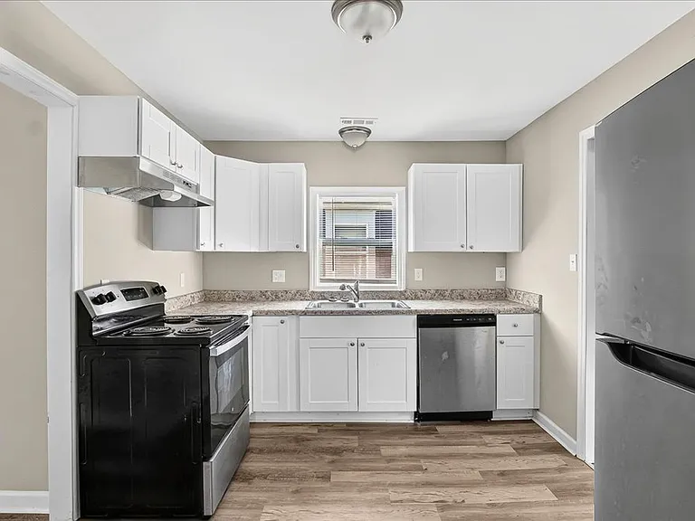 415 Spring Ct — Photo 13