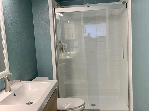 Primary en-suite bathroom