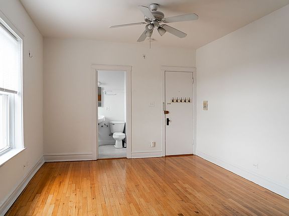 4th image of 1243 W Byron St #3852-3B