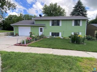 1904 S Fox Trl, Sioux Falls, SD 57103