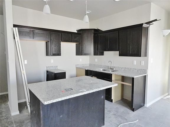 5th image of 912 Holly Park Ave