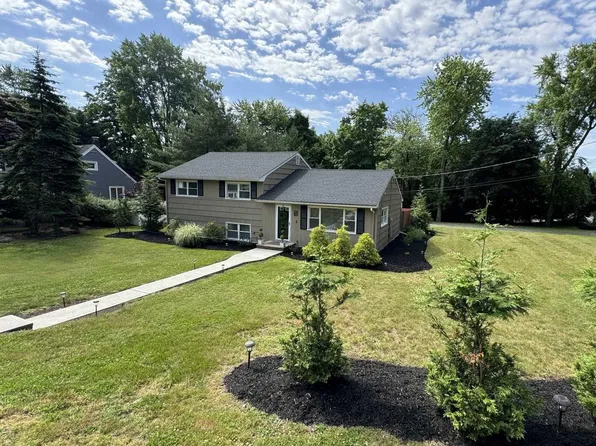 1 Aster Ln, River Vale, NJ 07675