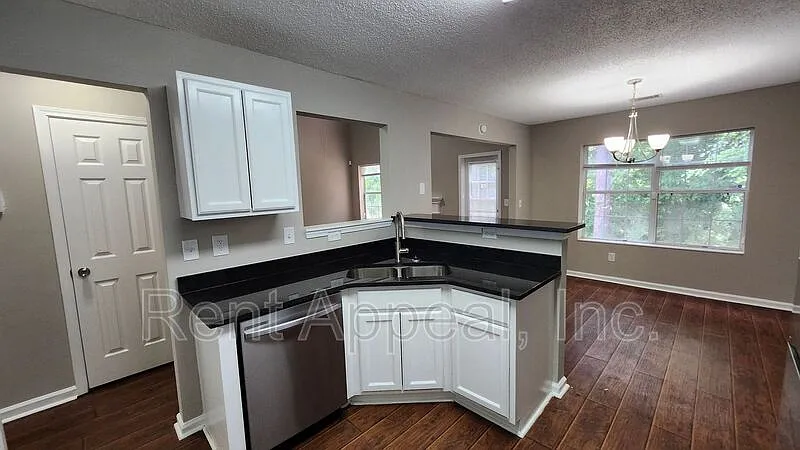 3 bed, 2.0 bath, 1560 sqft, $1,850 — Photo 2