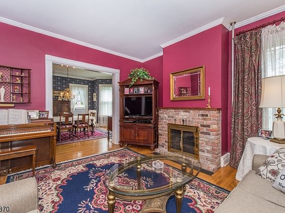 4th image of 36 Hillside Ave