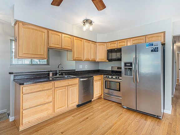 2nd image of 33539 Balmoral St