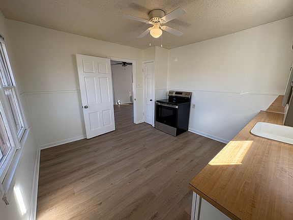 3rd image of 715 W Avenue L