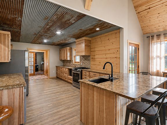 3rd image of 23823 Lara Rd