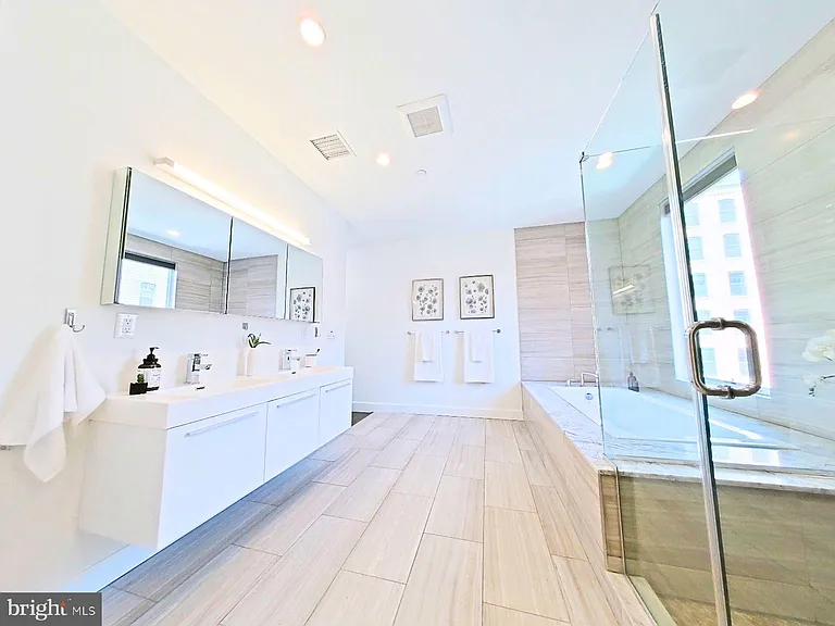 421 Wallace St — Photo 13