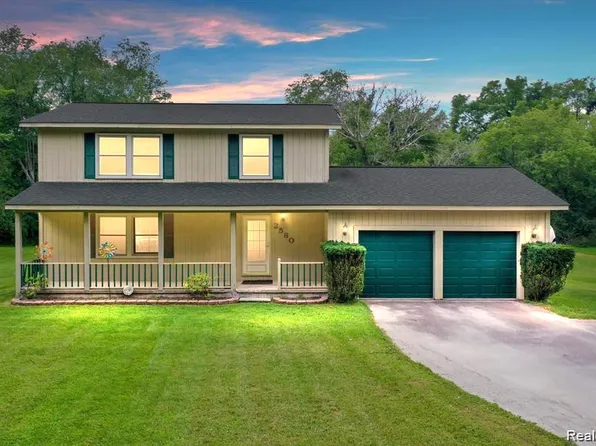 2580 Harvest Hill Dr, Brighton, MI 48114
