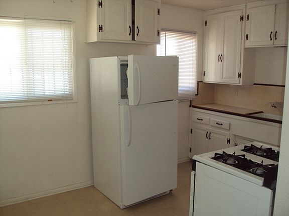 5th image of 4421 Winona Ave #A