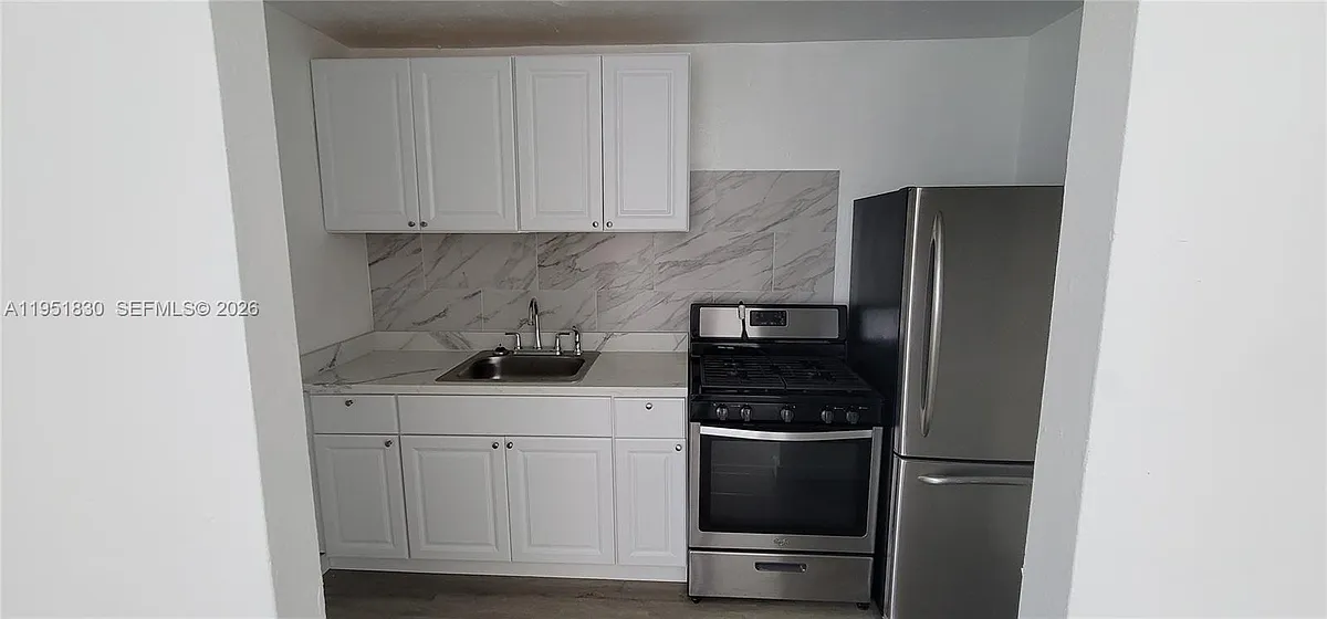 Building Photo - 111 SW 18th Ave #3